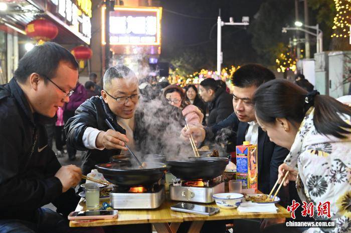 英格兰联赛_安徽广德“三件套”出圈 江浙等地游客排队打卡