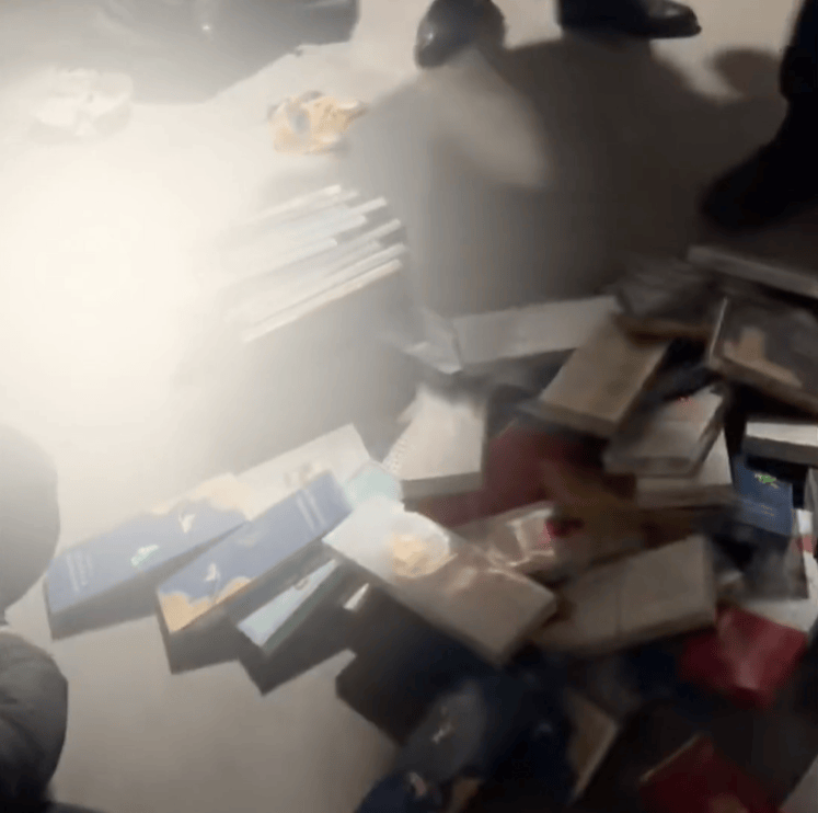 皇冠2登录welcome
_青岛某超市凌晨突然出现神秘黑影皇冠2登录welcome
,披着烂麻袋低着头,当他终于转过脸来,警察都气笑了