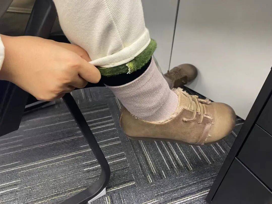 皇冠mos066
_东北姑娘来浙江后崩溃了皇冠mos066
,穿3条加绒裤还冻到发抖!南方人冬天怎么保命,网友吵翻!