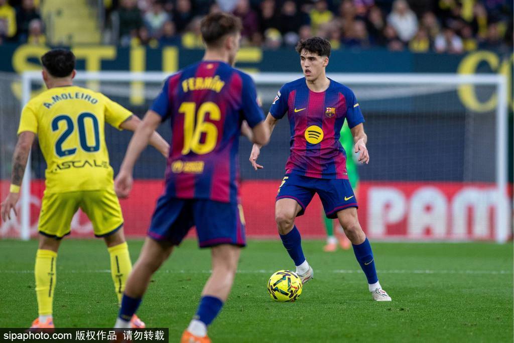 皇冠tg @mos011_德容成为历史第65位被罚下的国家德比球员皇冠tg @mos011，巴萨与皇马红牌之争背后的战术与情感