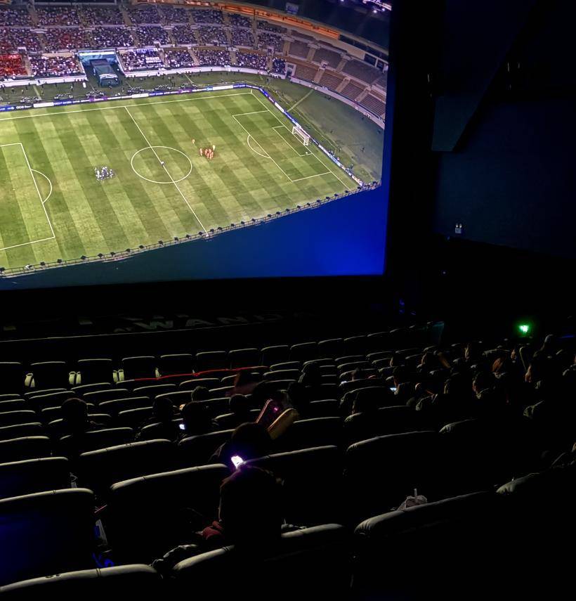 正版皇冠信用网开户_U23国足4球败给日本正版皇冠信用网开户,武汉球迷在影院观赛加油,赛前有车企承诺如夺冠为两名球员送车