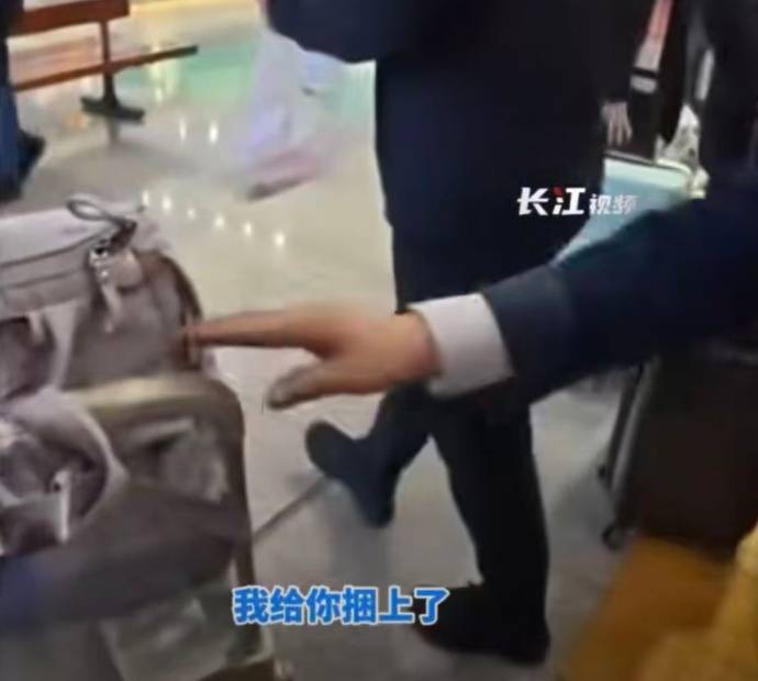 皇冠信用网怎么申请_至少14人被拍到!女大学生从广州坐高铁到武汉皇冠信用网怎么申请,网友:看着看着就哭了